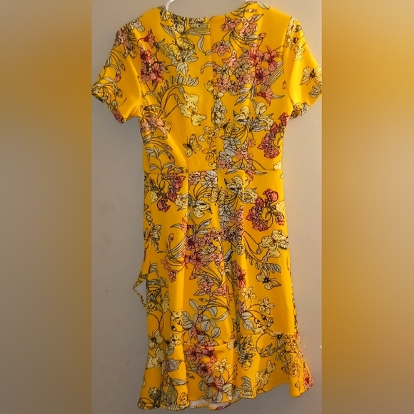 💛🦋NBW APT. 9 YELLOW FLORAL/BUTTERFLY DRESS🦋💛 - Picture 2 of 2